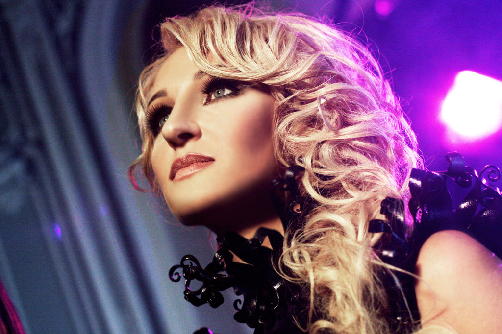 Паола (Paola) - фото из клипа Переливы певицы Ольги Афанасьевой 